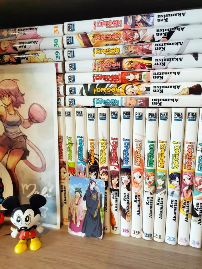 Plusieurs tomes de manga Negima côte à côte, illustrant la différence de format et de couverture