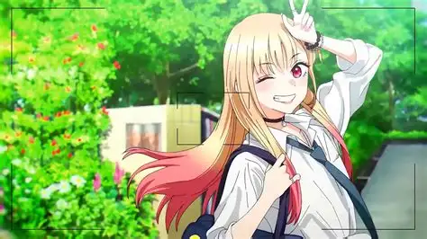 Illustration officielle de Marin Kitagawa de l'anime My Dress-Up Darling saison 1, faisant un signe V de la main en posant tout sourire.