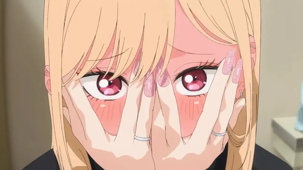 Illustration officielle de Marin Kitagawa de l'anime My Dress-Up Darling saison 1, se cachant le visage en rougissant.